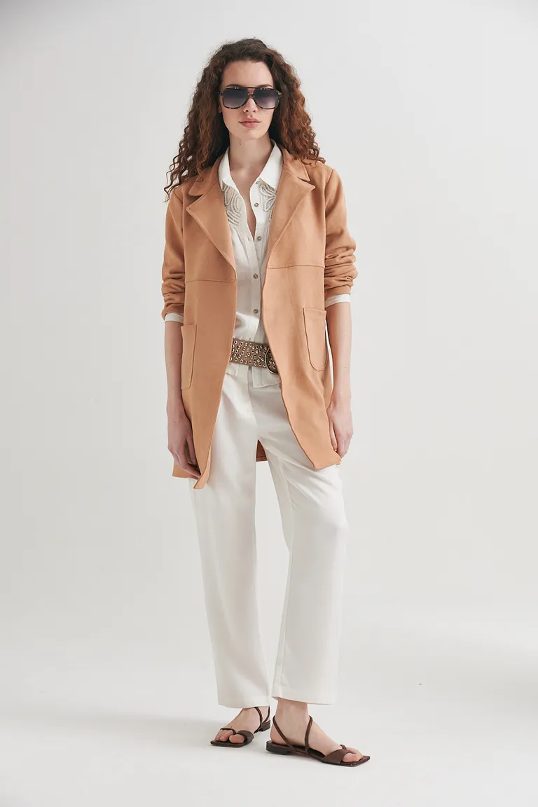 Tapado marrón con solapa amplia y bolsillos aplicados - Prenda versátil y elegante para looks casuales y de oficina de Sweet en Tapados para argentina