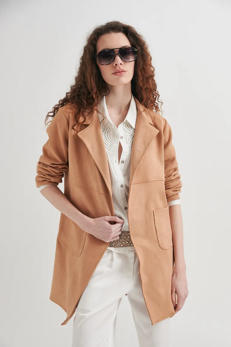 Tapado marrón con solapa amplia y bolsillos aplicados - Prenda versátil y elegante para looks casuales y de oficina de Sweet en Tapados para argentina