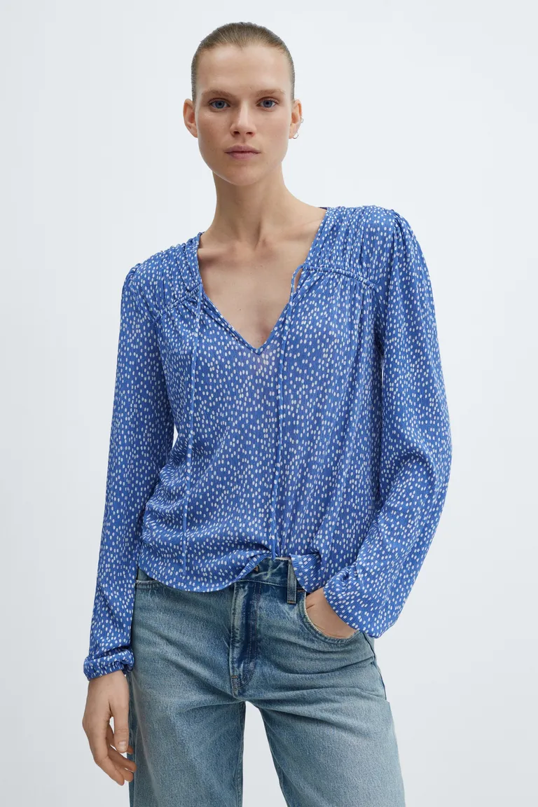 Blusa estampada con lazo de Mango en Blusas para argentina