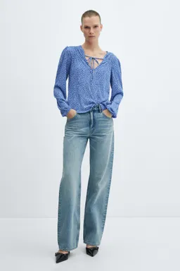 Blusa estampada con lazo de Mango en Blusas para argentina