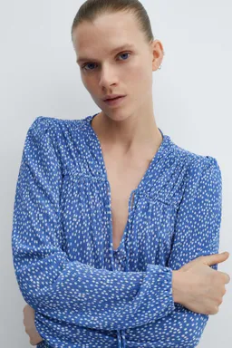 Blusa estampada con lazo de Mango en Blusas para argentina