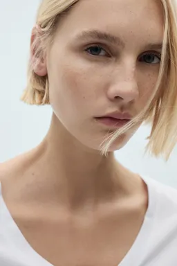 Remera algodón cuello pico de Mango en Remeras para argentina