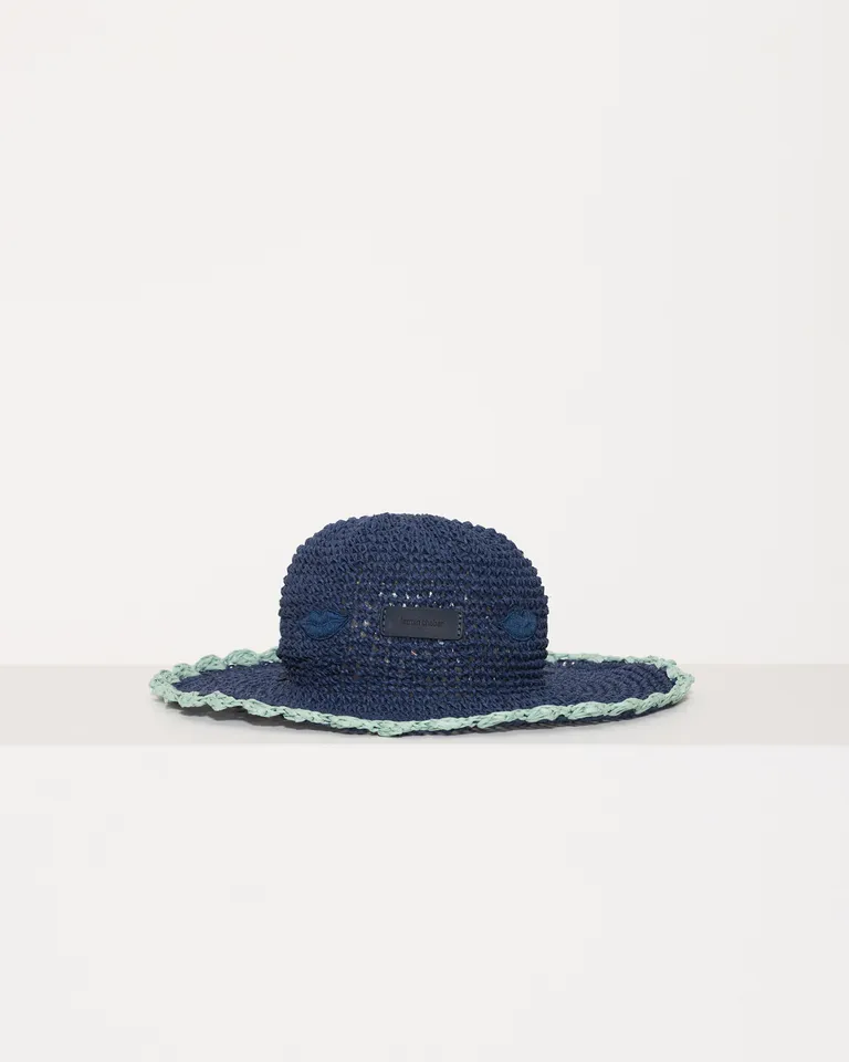 Sombrero de ala ancha en tono azul marino con detalles bordados y banda de cuero de Jazmin Chebar en Gorros y Sombreros para argentina