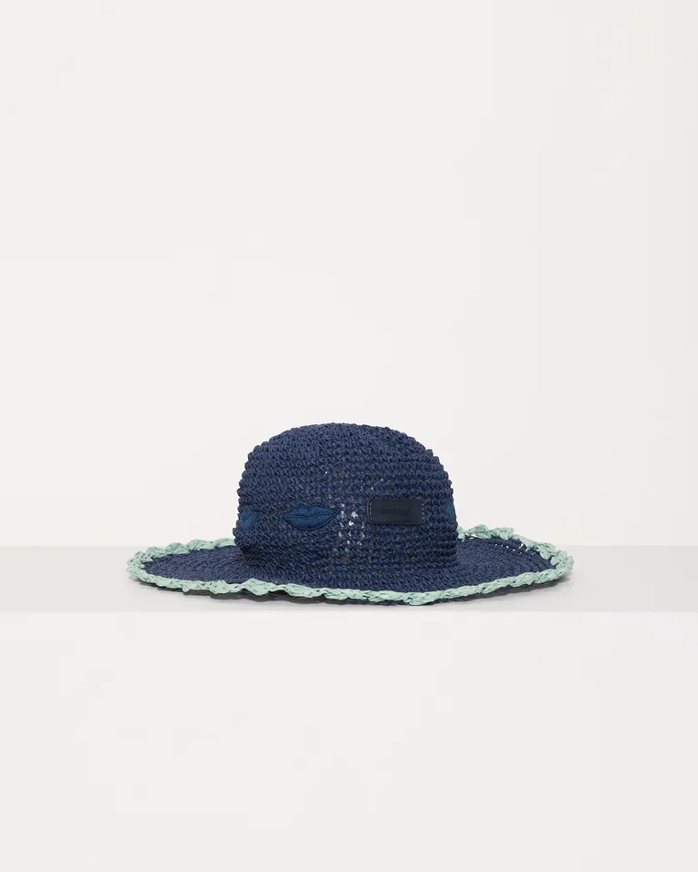 Sombrero de ala ancha en tono azul marino con detalles bordados y banda de cuero de Jazmin Chebar en Gorros y Sombreros para argentina