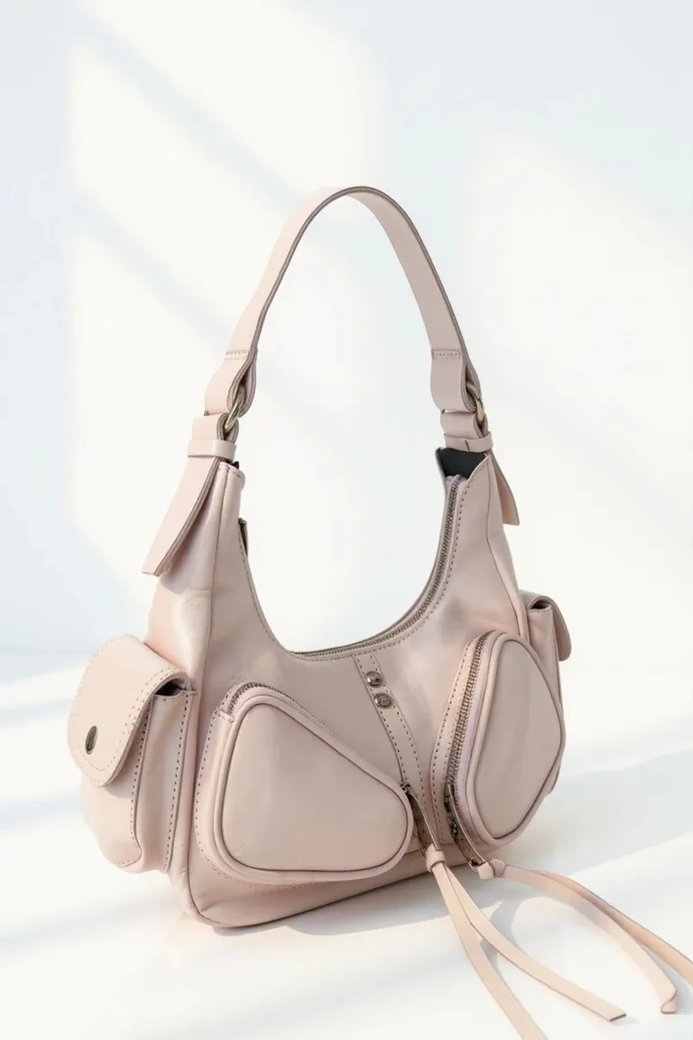 Cartera rosa de cuero con cierre metálico y bolsillo interno de Maria Cher en Bolsos y Carteras para argentina