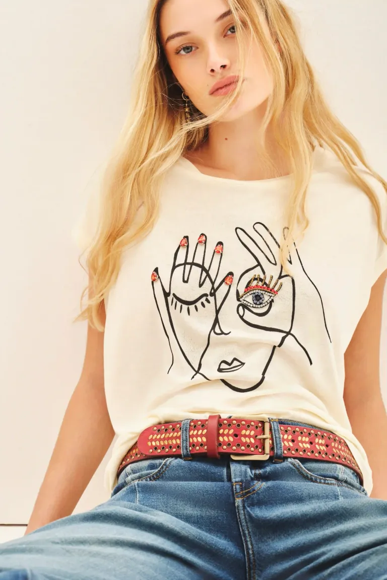 Remera de viscosa con estampa y bordado, diseño casual y cómodo para mujer de Rapsodia en Remeras para argentina