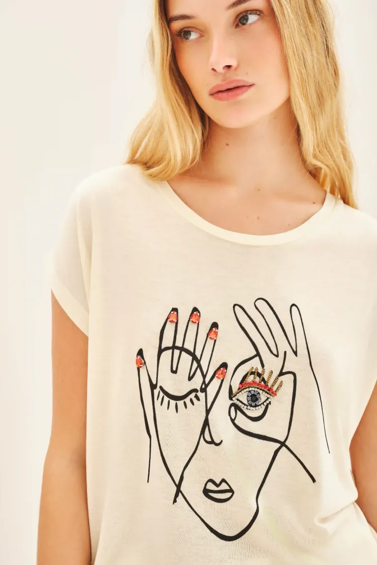 Remera de viscosa con estampa y bordado, diseño casual y cómodo para mujer de Rapsodia en Remeras para argentina