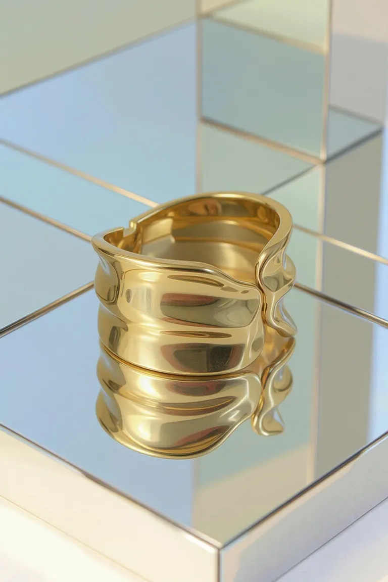 Pulsera con diseño orgánico y apertura automática con alas delicadas de Maria Cher en Bijouterie para argentina