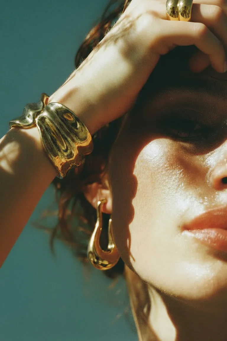 Pulsera con diseño orgánico y apertura automática con alas delicadas de Maria Cher en Bijouterie para argentina