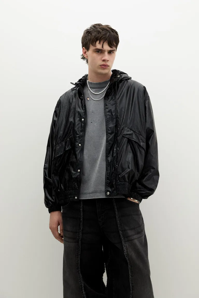 Chaqueta brillante capucha de Pull&Bear en Abrigos y Camperas para argentina