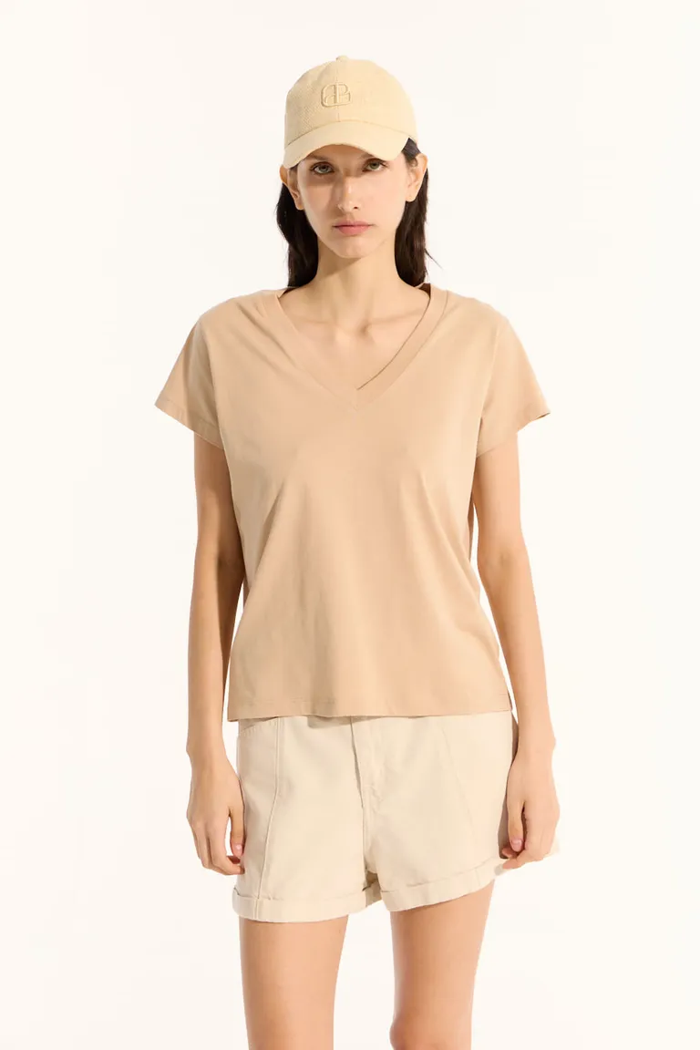 Remera básica de escote en V confeccionada con algodón premium peruano de Portsaid en Remeras para argentina