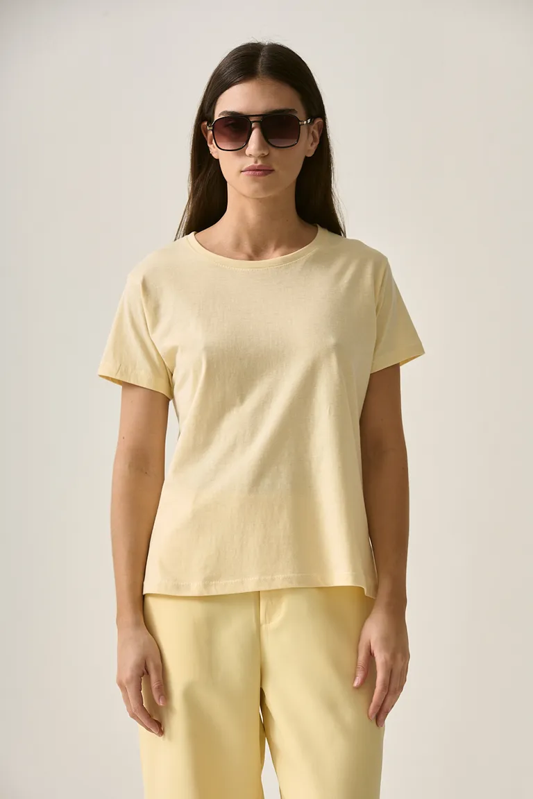 Remera básica de corte clásico, perfecta para looks casuales y versátiles de Sweet en Remeras para argentina