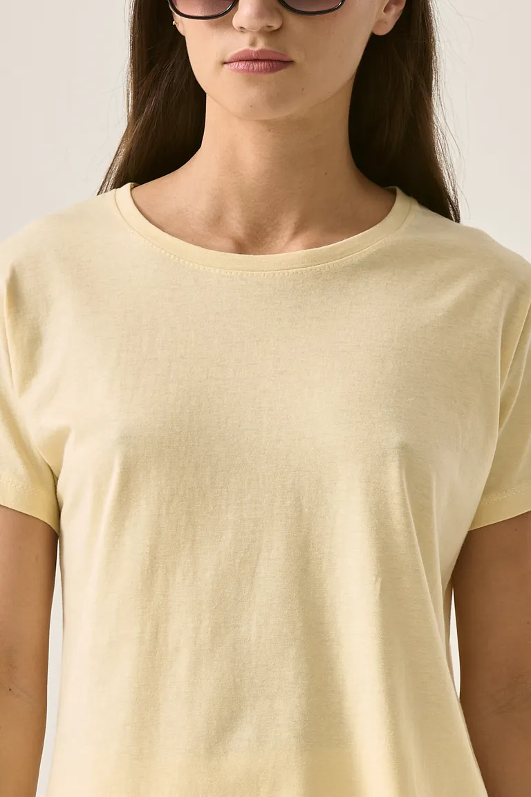 Remera básica de corte clásico, perfecta para looks casuales y versátiles de Sweet en Remeras para argentina