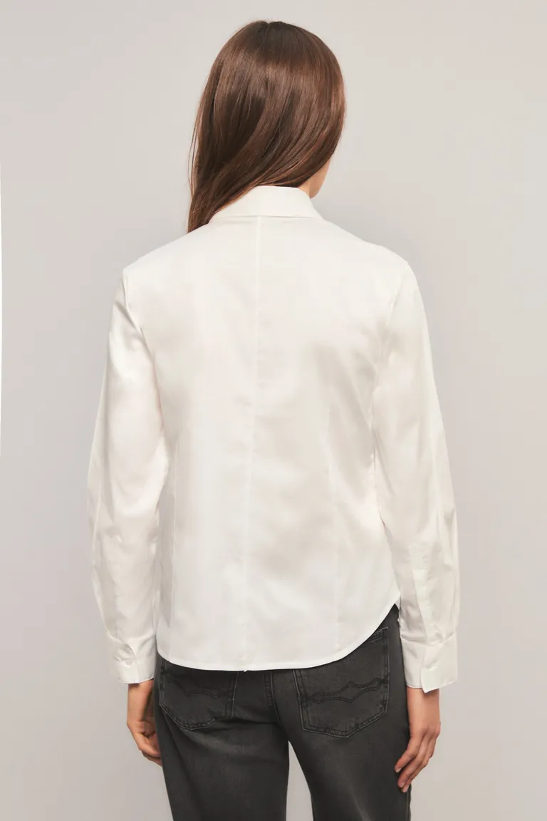 Camisa de corte slim con cuello italiano, pinzas de entalle y bordado en puño de Kosiuko en Camisas para argentina