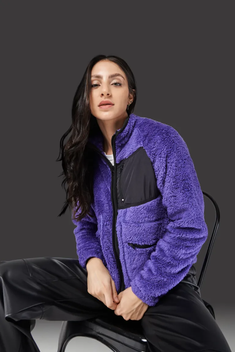 Chaqueta violeta de diseño moderno y versátil para mujer de Apricot en Chaquetas para argentina
