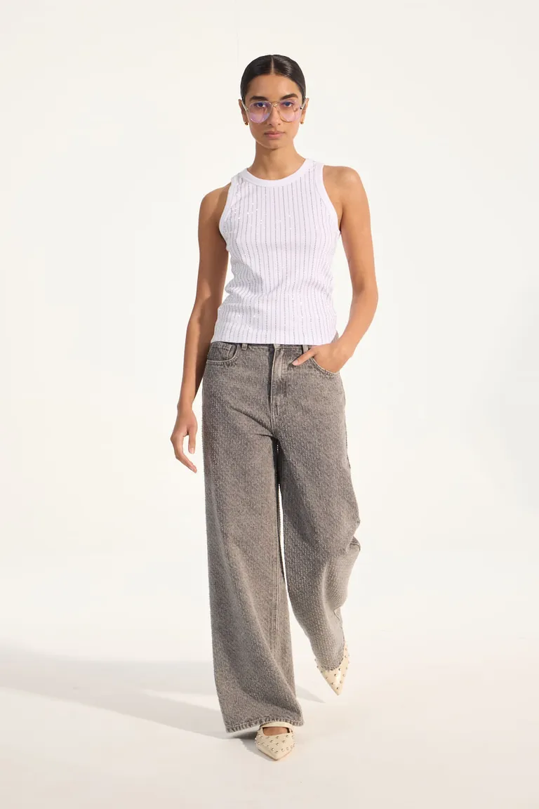 Musculosa con tachas en blanco, diseño moderno y femenino de Portsaid en Tops para argentina