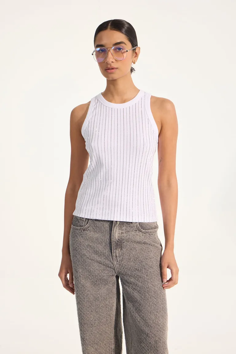 Musculosa con tachas en blanco, diseño moderno y femenino de Portsaid en Tops para argentina