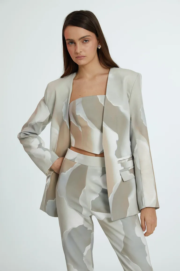 Blazer confeccionado en crepe sastrero con diseño exclusivo y corte entallado de Naíma en Blazers para argentina