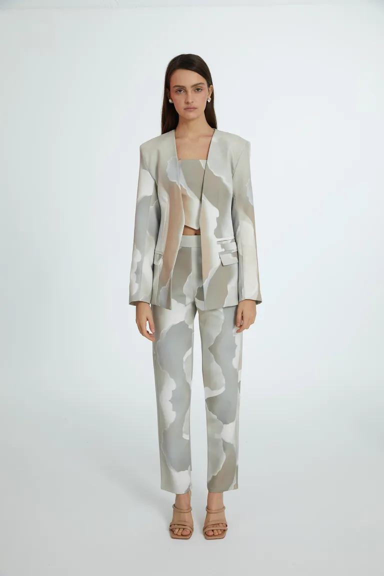 Blazer confeccionado en crepe sastrero con diseño exclusivo y corte entallado de Naíma en Blazers para argentina