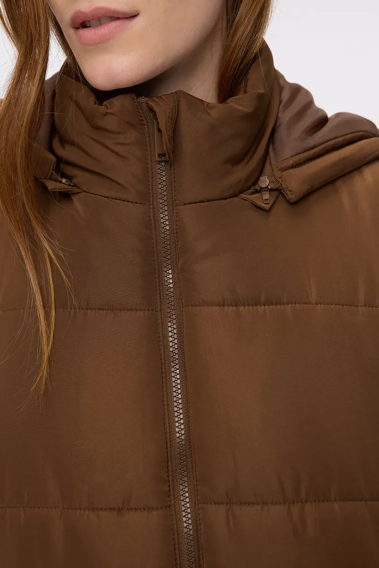 Chaleco puffer acolchado con capucha desmontable y cierre frontal con corte asimétrico de Cuesta Blanca en Chalecos para argentina