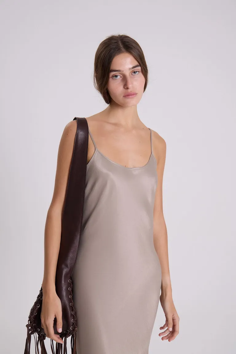 Vestido lencero de largo midi con finos breteles y caída fluida de Maria Cher en Vestidos para argentina
