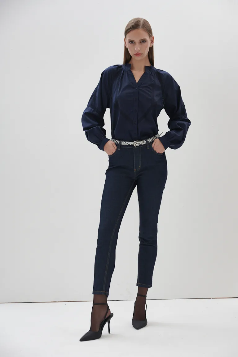 Pantalones clásicos de tiro alto y corte skinny en tonalidad azul oscura de Sweet en Pantalones para argentina