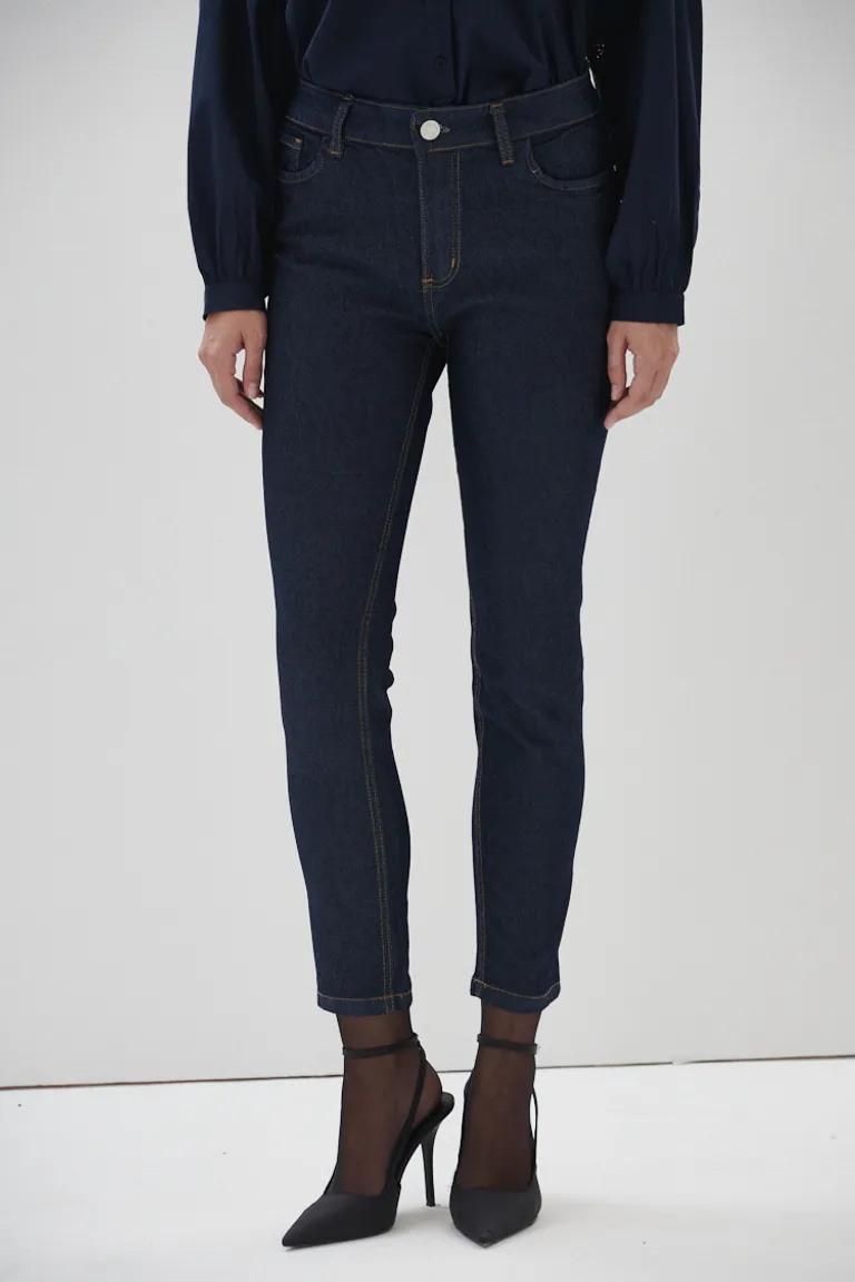 Pantalones clásicos de tiro alto y corte skinny en tonalidad azul oscura de Sweet en Pantalones para argentina