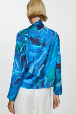 Blusa satinada estampada drapeada de Mango en Blusas para argentina