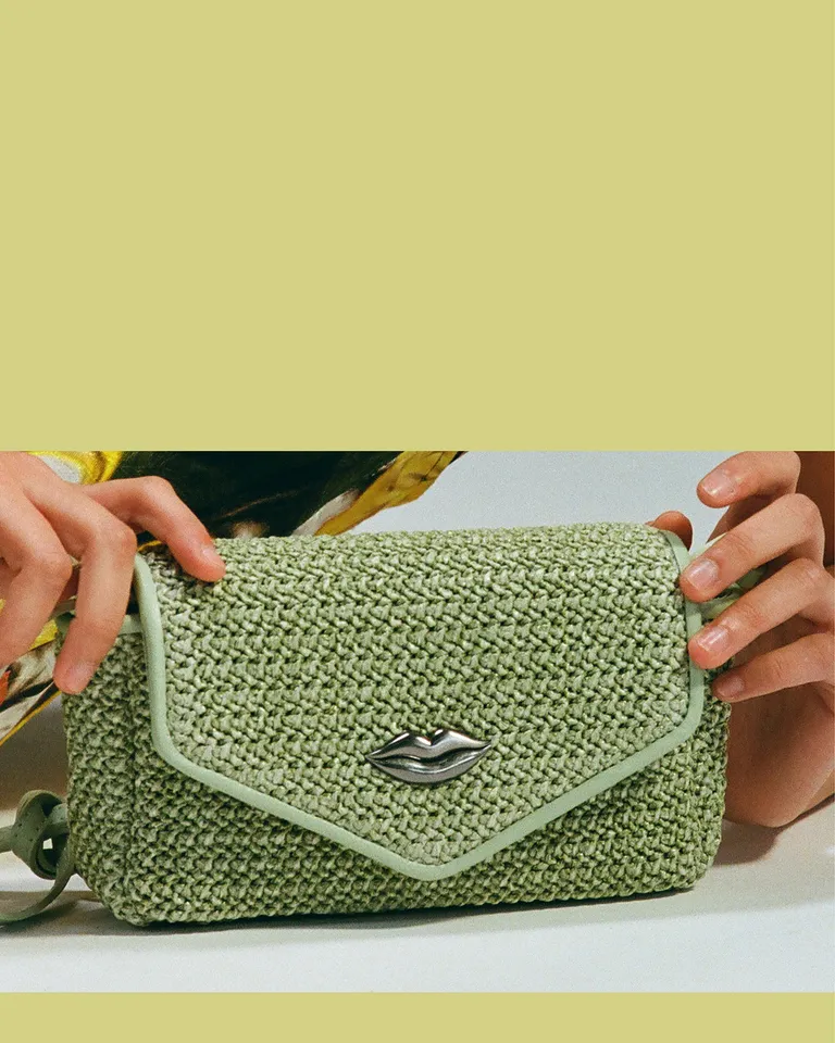Bandolera tejida en rafia con detalles en cuero y cierre magnético de Jazmin Chebar en Bolsos y Carteras para argentina