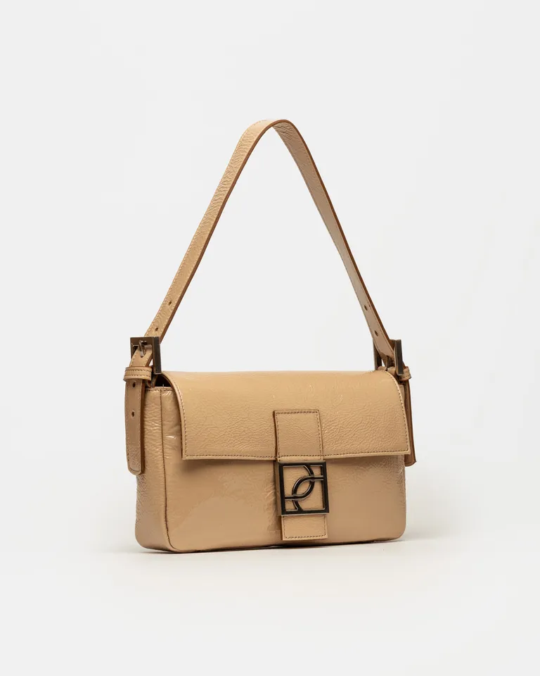 Cartera al hombro con herraje metálico y diseño signature de Prüne en Bolsos y Carteras para argentina