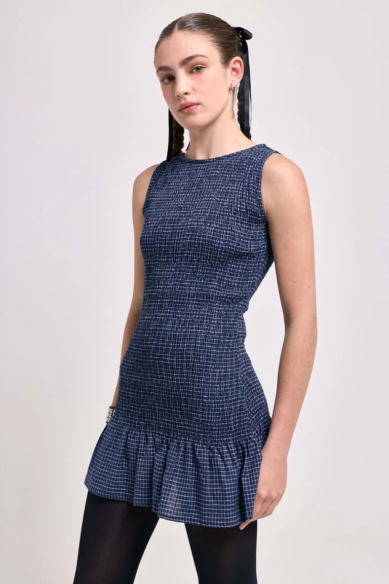 Vestido corto sin mangas con pechera elástica y falda con movimiento de 47 Street en Vestidos para argentina