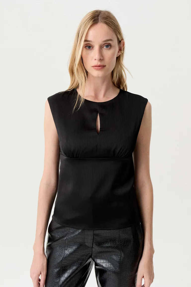 Blusa de seda plisada con cuello de base y gota en delantero de Markova en Blusas para argentina