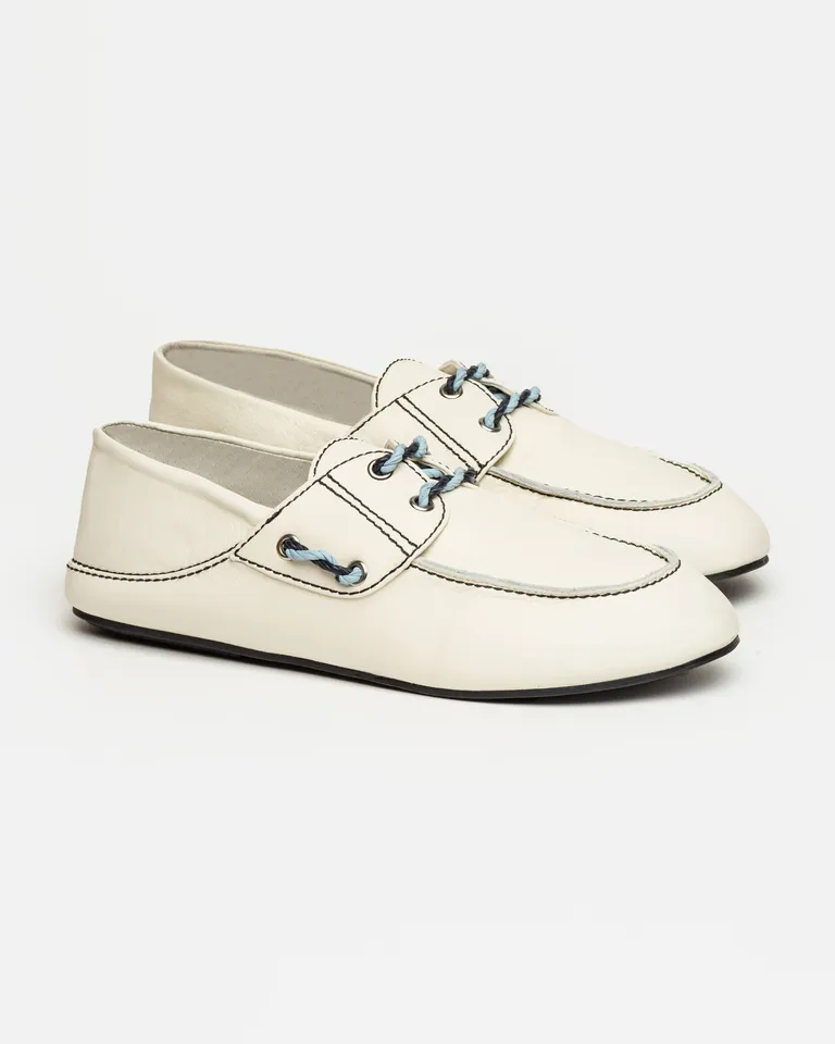 Mocasín estilo náutico en cuero liso con cordones marinos y suela de goma de Prüne en Mocasines para argentina