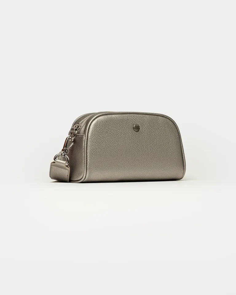 Bandolera de diseño compacto con correa ajustable y cierre metálico superior de Prüne en Bolsos y Carteras para argentina