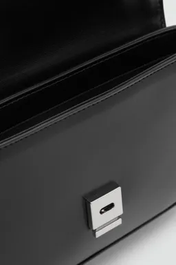 Cartera hombro solapa de Mango en Bolsos y Carteras para argentina