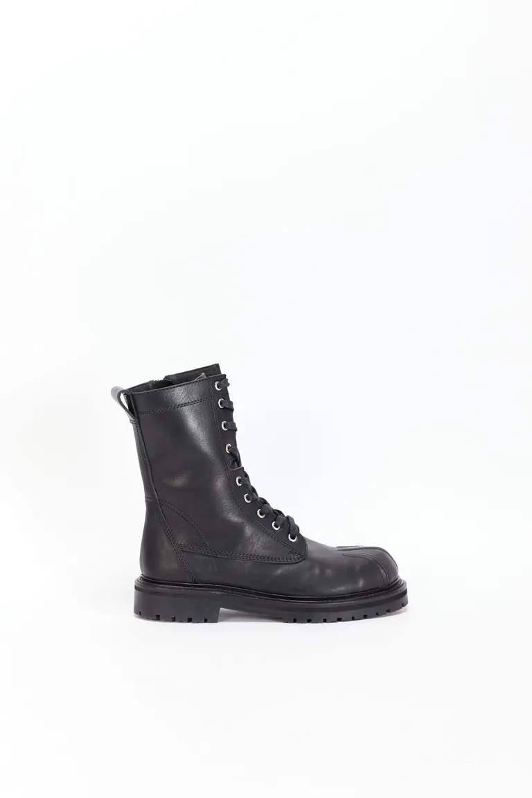 Borcego de cuero negro con cierre metálico y forro interior para mujer de Maria Cher en Botas y Botinetas para argentina