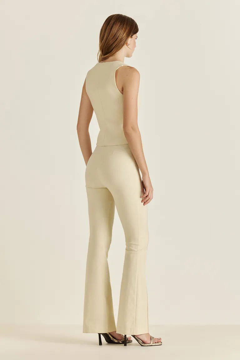 Chaleco entallado de diseño femenino y elegante para un look moderno y sofisticado de Tucci en Chalecos para argentina