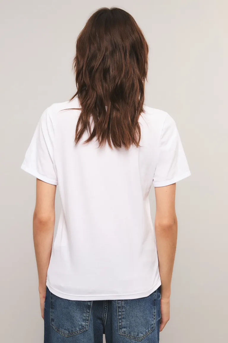 Remera de corte regular con cuello en V, mangas cortas y detalle de ribb en terminaciones de Kosiuko en Remeras para argentina