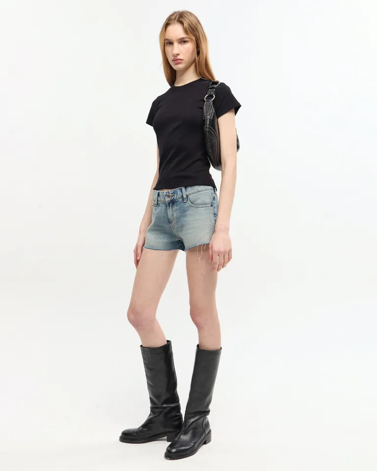 Short celeste clásico de tiro medio con diseño recto y detalles lavados de Ay Not Dead en Shorts para argentina
