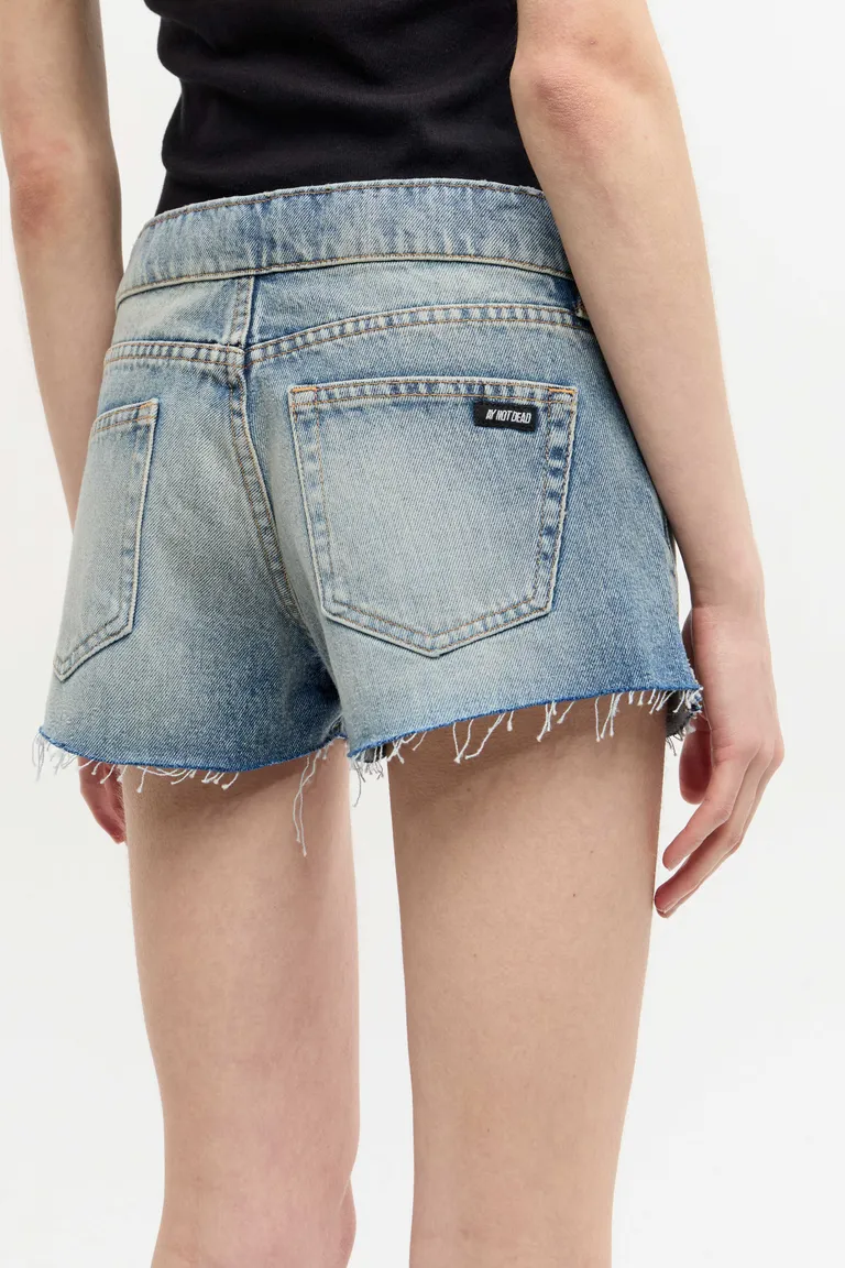 Short celeste clásico de tiro medio con diseño recto y detalles lavados de Ay Not Dead en Shorts para argentina