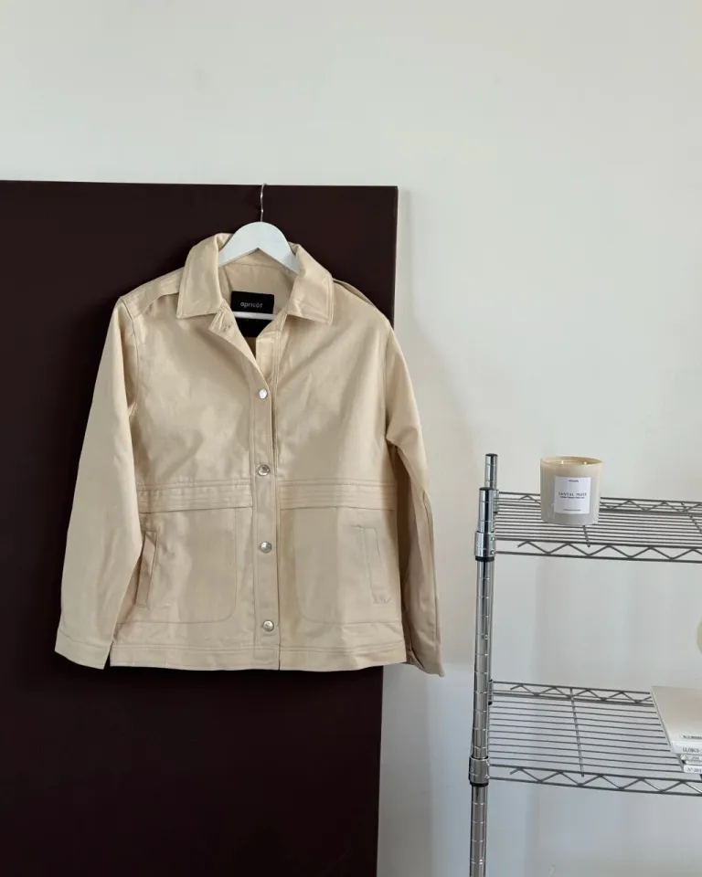 Chaqueta de lona beige, una prenda básica y versátil para tu armario de Apricot en Chaquetas para argentina