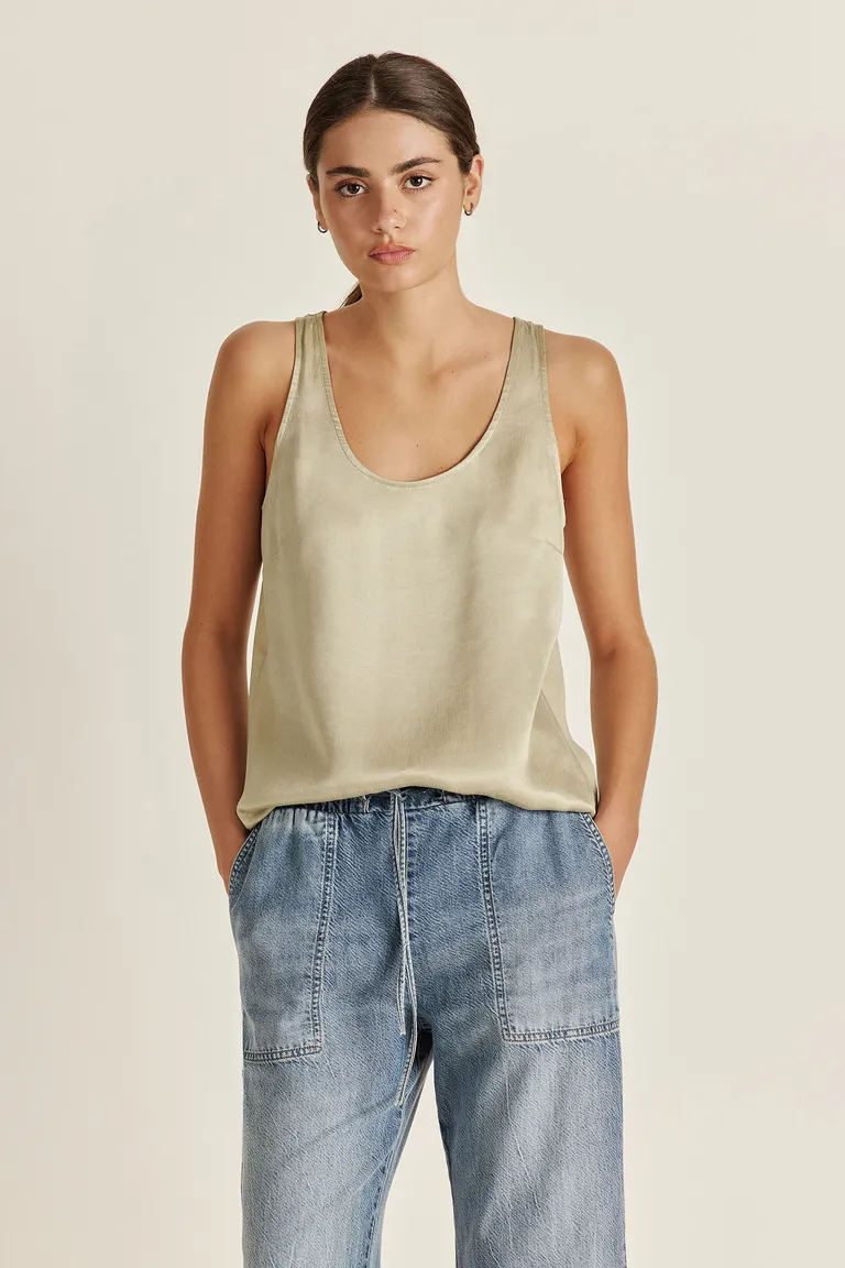 Top de diseño con aplicaciones de strass, ideal para crear looks urbanos y elegantes de Tucci en Tops para argentina