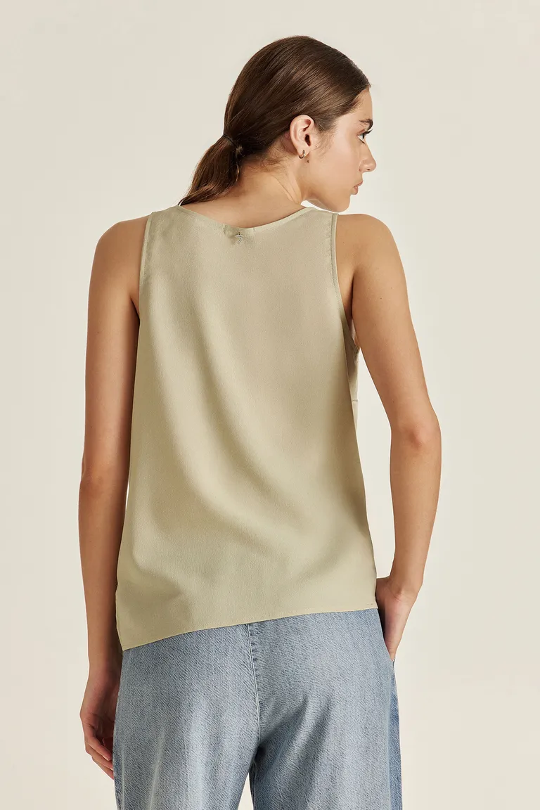 Top de diseño con aplicaciones de strass, ideal para crear looks urbanos y elegantes de Tucci en Tops para argentina