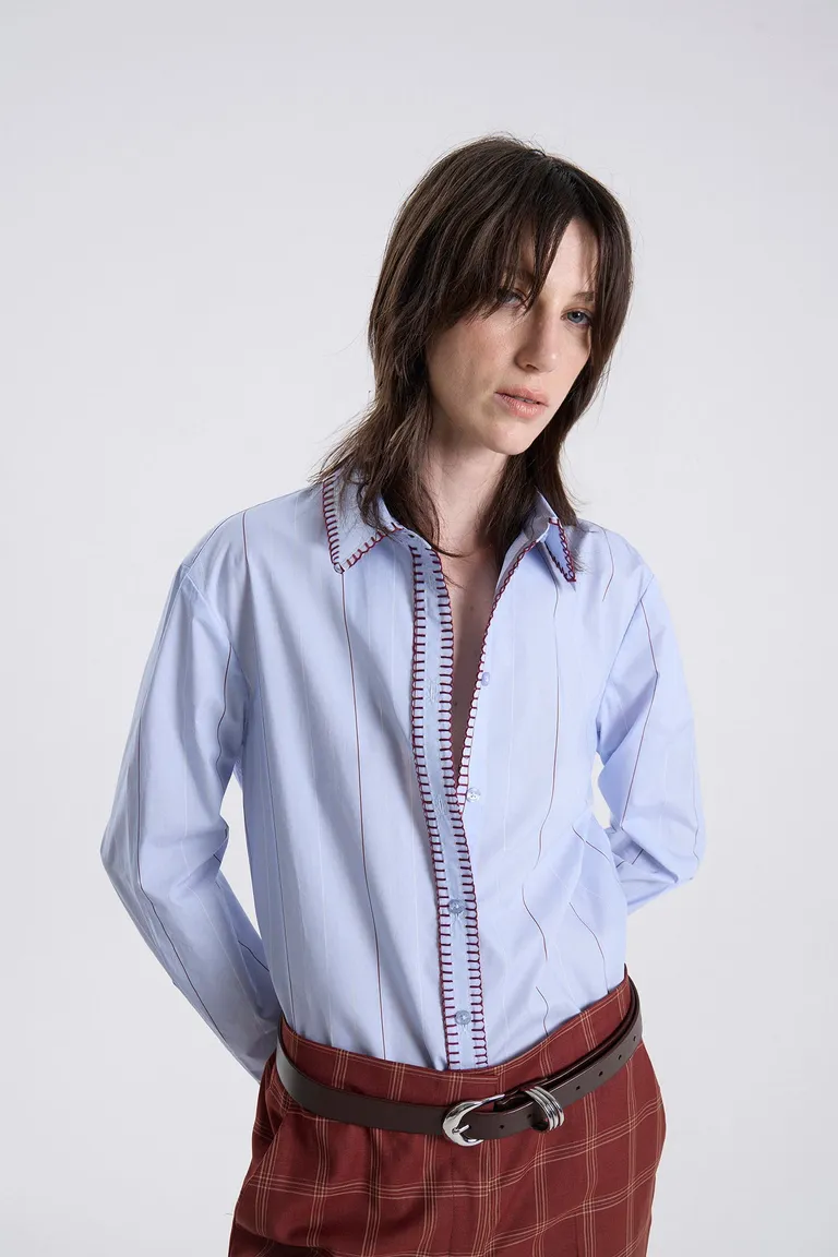 Camisa de mujer con detalles bordados y corte clásico ideal para un look formal y elegante de Maria Cher en Camisas para argentina