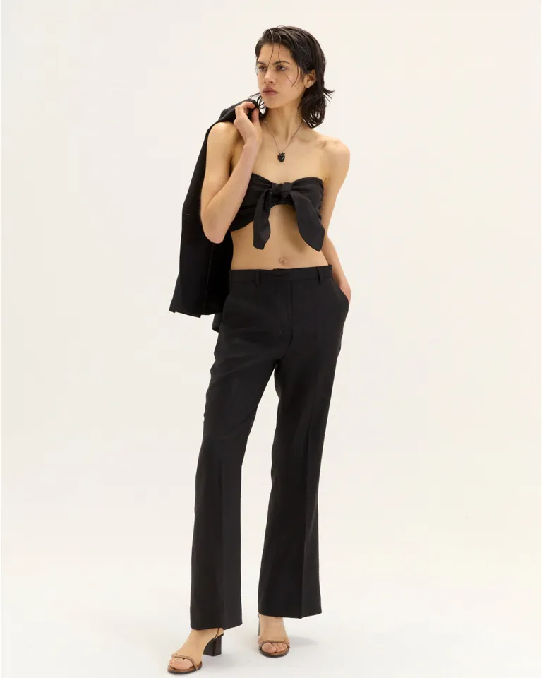 Top negro de lino con tiras anudadas al frente para un look fresco y veraniego de Blue Sheep en Tops para argentina