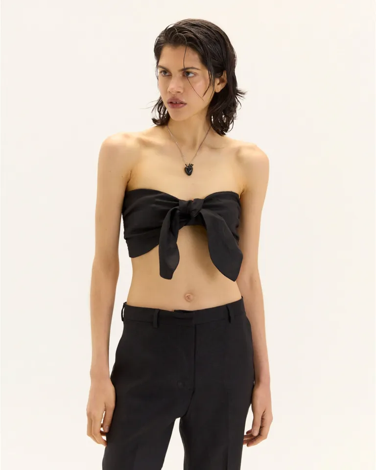 Top negro de lino con tiras anudadas al frente para un look fresco y veraniego de Blue Sheep en Tops para argentina