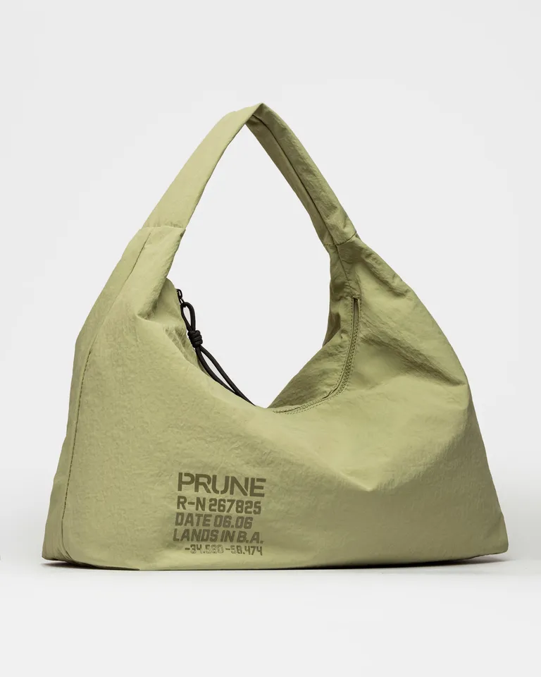 Bolso de nylon washed de gran capacidad y diseño funcional de Prüne en Bolsos y Carteras para argentina