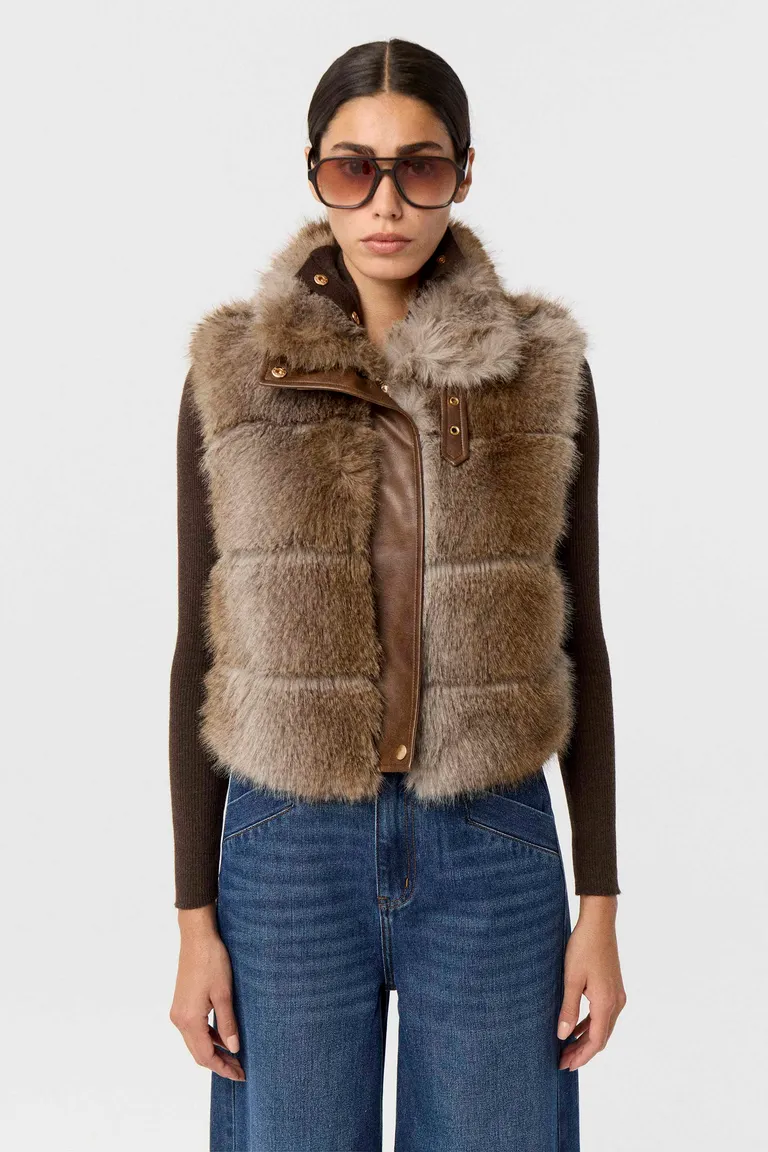 Chaleco de silueta relajada con cierre central, cuello combinado, broches personalizados y hebilla metálica de Markova en Chalecos para argentina