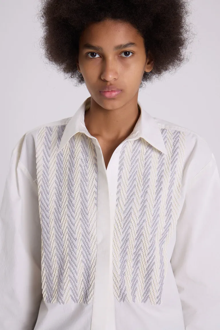 Camisa de silueta recta con bordados geométricos de Maria Cher en Camisas para argentina