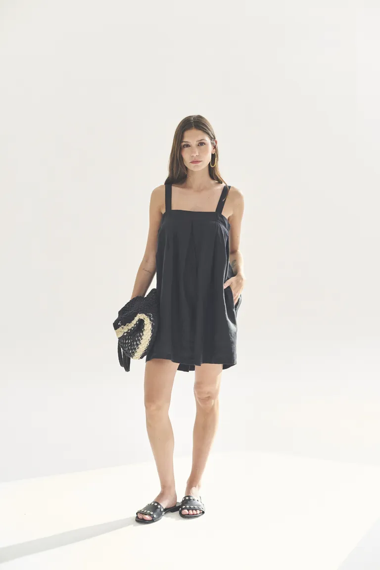 Vestido corto negro de diseño elegante y moderno de Akiabara en Vestidos para argentina